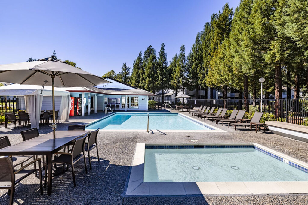 Swimming pool and hot tub at Country Brook Rental Condominiums